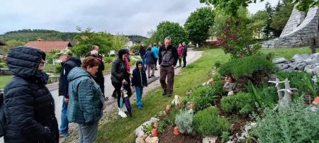 S pivškim turističnim društvom skupaj odkrivali Knežak 2